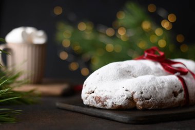 Noel çalıntısı - geleneksel Alman ekmeği üzerine kahverengi.