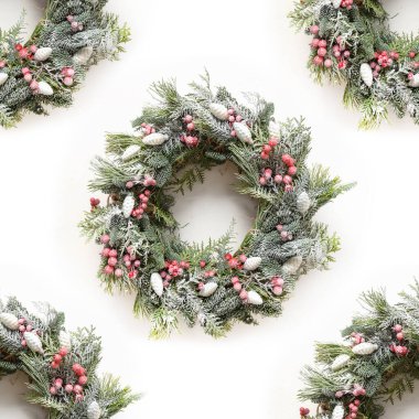Dekoratif karlı Noel çelenginin kusursuz deseni beyaz arka planda. Mutlu noel tebrik kartları. Geleneksel kış tatili dekorasyonu.