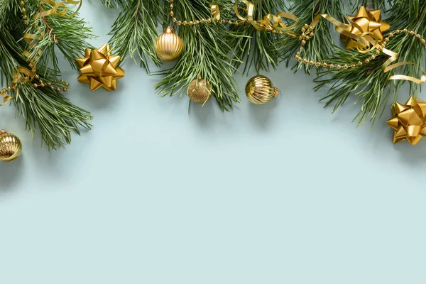 크리스마스 국경에는 배경에 상록수 가지와 원추체가 새해였지 위에서 크리스마스 인사말 — 스톡 사진