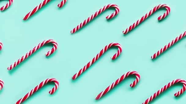 Movimento lento de Christmas Candy Cane em azul. 4k vídeo — Vídeo de Stock