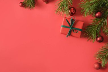 Kırmızıda hep yeşil dalları olan kırmızı Noel hediyesi. Üst görünüm.