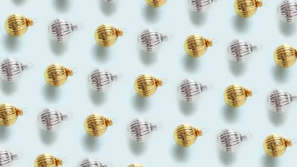 Langzame beweging van naadloos patroon met zilveren kerstballen. 4k video. — Stockvideo