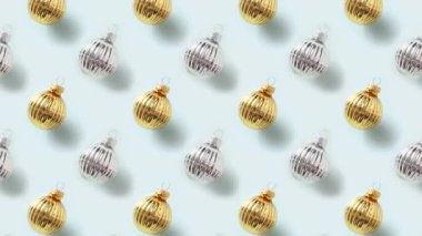Gümüş ve altın renkli Noel toplarıyla yavaş hareket ediyor. 4k video.