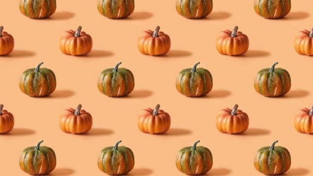 Movimiento lento de patrón sin costuras con calabazas de Halloween y Día de Acción de Gracias. Vídeo 4k. — Vídeo de stock