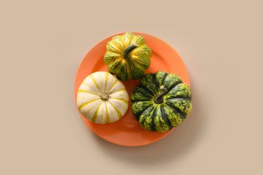 Dekoratif turuncu tabakta sonbahar balkabağı, ev dekorasyonu konsepti.