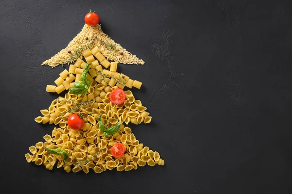 Albero Natale Alternativo Diverse Paste Secche Con Pomodori Basilico Ingredienti — Foto Stock