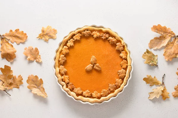 Torta de abóbora saborosa caseira com decorações de outono e folhas para o Dia de Ação de Graças no branco. — Fotografia de Stock