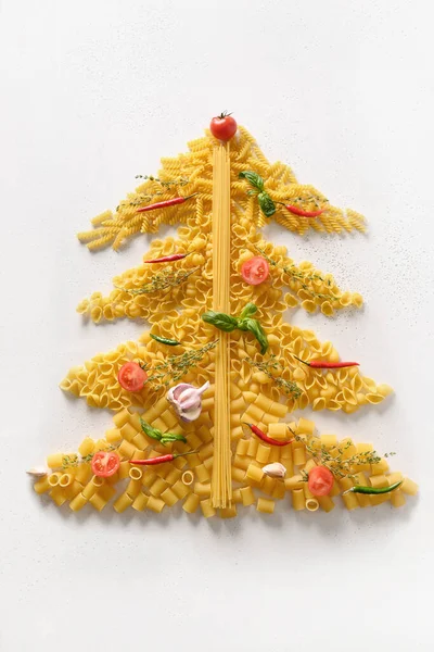 Albero di Natale alternativo di pasta secca e ingredienti diversi per la cucina italiana. — Foto Stock