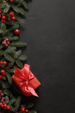 Siyah arka planda kırmızı hediyeli Noel şenliği çerçevesi.