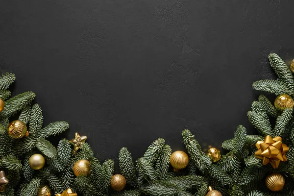 Weihnachtsbogen Mit Immergrünem Nobilis Goldenen Kugeln Auf Schwarzem Hintergrund Weihnachtsgrußkarte — Stockfoto