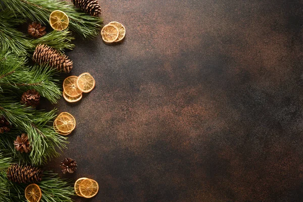 Weihnachtsbordüre Mit Orangenscheibe Aroma Zimt Tanne Und Zapfen Auf Braunem — Stockfoto