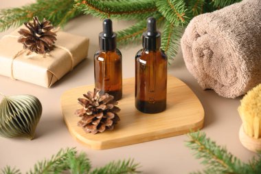 Kozmetik aroma yağı ve kozalaklı Noel Spa konsepti. Vücut bakımı, uyum ve sağlık için kış tatili.
