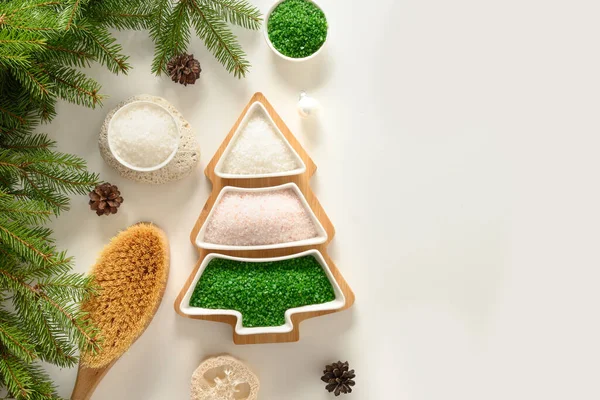 Árbol de Navidad alternativo de sal marina cosmética con objetos de bienestar. —  Fotos de Stock