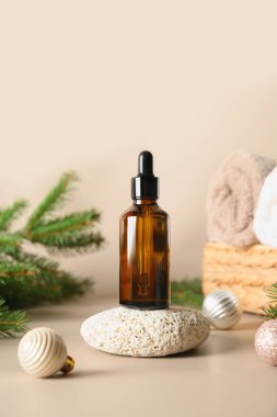 Bej arka planda kozmetik aroma yağı ile Noel Spa Sağlık Konsepti.