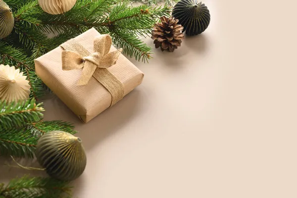 クリスマスクラフトエコギフトとベージュの背景に松のコーンとお祝いの組成. — ストック写真