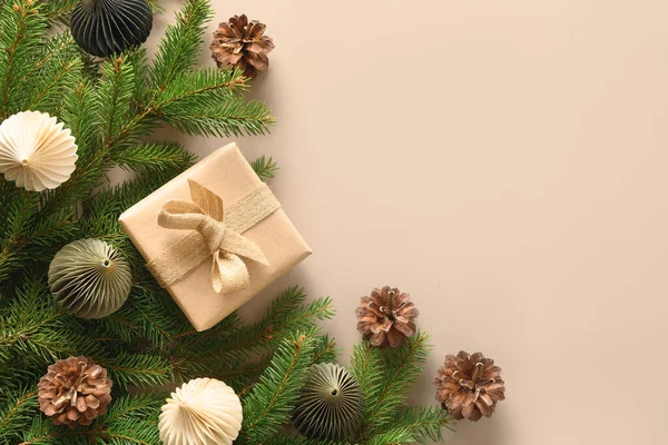 Noel hediyesi ve bej arka planda çam kozalakları olan neşeli bir kompozisyon.. — Stok fotoğraf