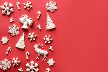 Kırmızı üzerine farklı şekilli Noel kar taneleri. Xmas tatili.