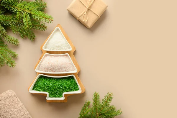 Alternatif kozmetik deniz tuzu ve sağlıklı nesneler içeren Noel ağacı.