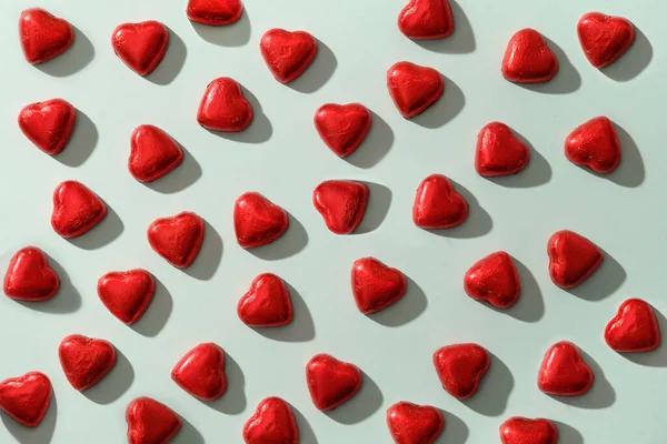 Wzór czerwonych słodyczy romantyczny jak serce na niebiesko. Walentynki, — Zdjęcie stockowe