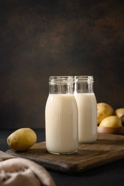 병에 넣은 채식 감자 우유, 식물 에기초 한 우유 대용품. — 스톡 사진