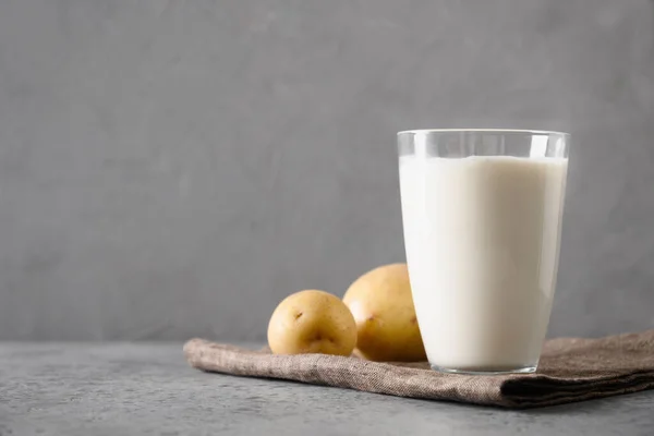 유리로 된 베 란 감자 우유, 식물 에기초 한 우유 대용품. — 스톡 사진