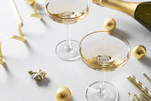 Εορταστική Πρωτοχρονιά σαμπάνια και χρυσά στολίδια Χριστουγέννων σε λευκό φόντο. — Φωτογραφία Αρχείου