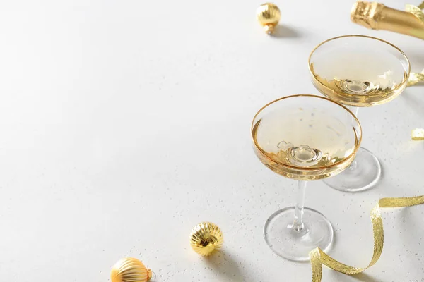 Εορταστική Πρωτοχρονιά σαμπάνια και χρυσά στολίδια Χριστουγέννων σε λευκό φόντο. — Φωτογραφία Αρχείου