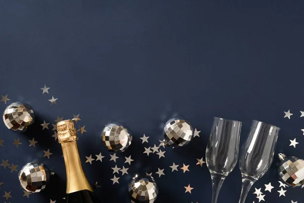 Πρωτοχρονιά εορταστική σαμπάνια, ποτήρια κρασιού στο μπλε. — Φωτογραφία Αρχείου