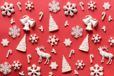 Kırmızı arka planda beyaz, şenlikli kalıplı bir Noel deseni. Yeni yıl ya da Mutlu Noeller kartı. Xmas tatili.