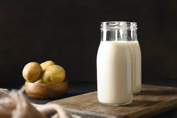 유리로 된 베 란 감자 우유, 식물 에기초 한 우유 대용품. — 스톡 사진