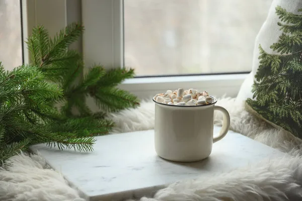 Winter coffee with marshmallow on cozy window sill with Christmas fir branches. — Stock Photo, Image