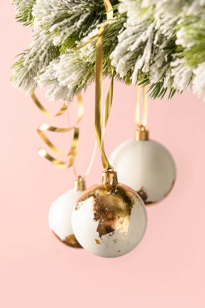 Noel ev yapımı beyaz toplar altın kaplamalı, yeni bir modern trend.. — Stok fotoğraf