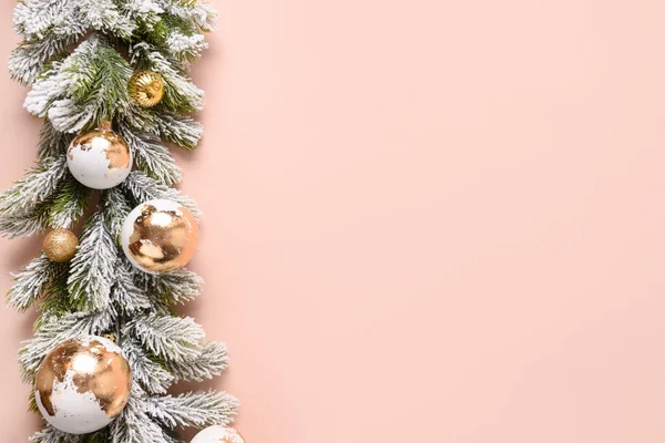 핑크 배경에는 크리스마스 골드, 화이트 럭셔리 바우 블, 눈덮인 나뭇가지. — 스톡 사진