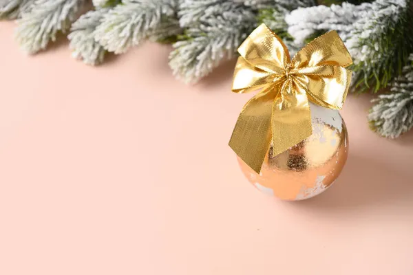 Christmas golden bauble decorated gold potal leaf on pink background. Luxury metallic style. — Stock Photo, Image