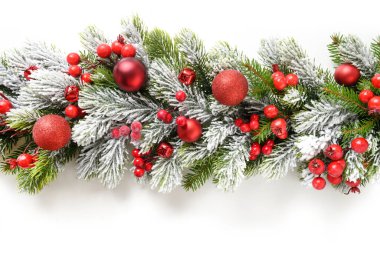 Beyaz arka planda karlı köknar dallarının üzerinde kırmızı mücevherler ve kutsal böğürtlen bulunan Noel afişi. Geniş boyut.