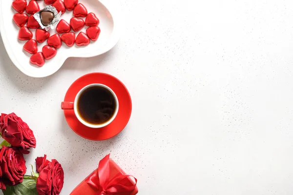 Doces de chocolate de corações vermelhos, rosas vermelhas para o dia dos namorados. — Fotografia de Stock