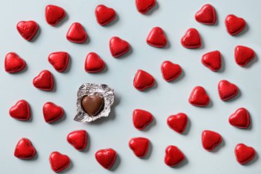 Kırmızı şekerler mavi üzerine kalp gibi romantiktir. Sevgililer Günü,