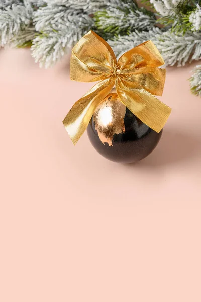 Natale bauble oro decorato foglia di potal oro su sfondo rosa. Stile metallico di lusso. — Foto Stock