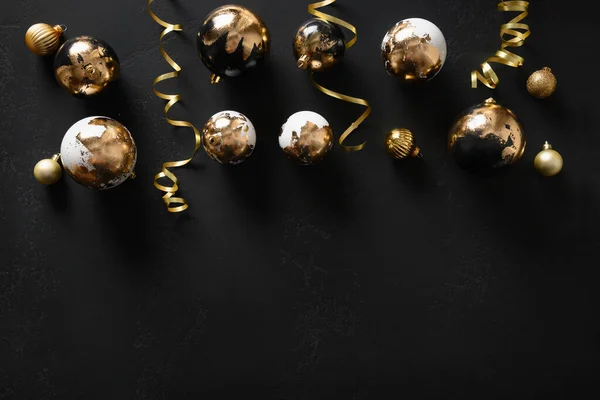 Gold and black baubles with Christmas decorations. — Stock Photo, Image