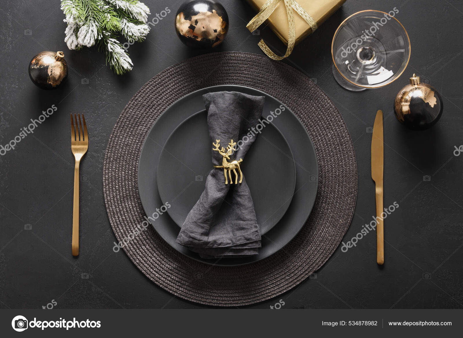 Ajuste de mesa de Navidad con platos negros oscuros, anillo de ciervo de  oro y cubiertos de oro. Decoraciones doradas doradas.: fotografía de stock  © Svetlana_Cherruty #534878982