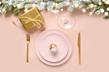 Altın rengi, modern dekorasyon ve gümüş çatal bıçaklı Noel masası seti. Tatil yemeği partisi. Yukarıdan bak. Şenlik iyi gelir..