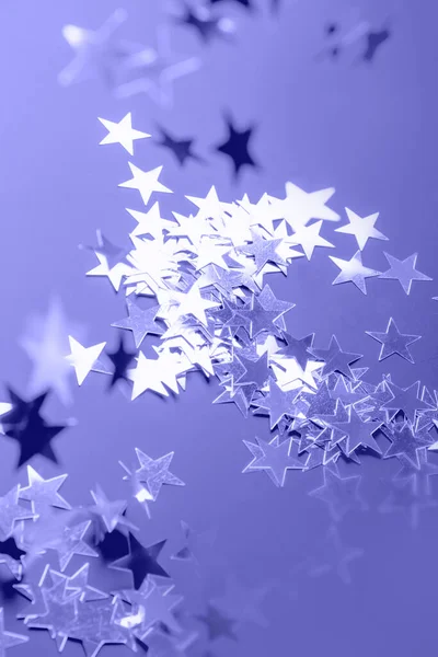 Lesklé velmi peri a fialové hvězdy třpytí nebo konfety jako monochromatické pozadí. — Stock fotografie