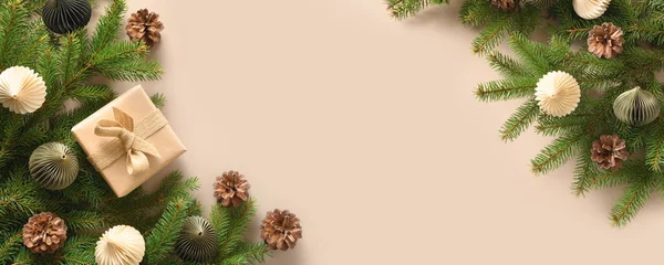 Weihnachtliches Öko-Geschenk und festliche Komposition mit Tannenzapfen auf beigem Hintergrund. — Stockfoto