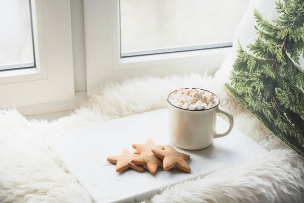 Winterkaffee mit Eibisch auf der gemütlichen Fensterbank mit weihnachtlichen Tannenzweigen. — Stockfoto