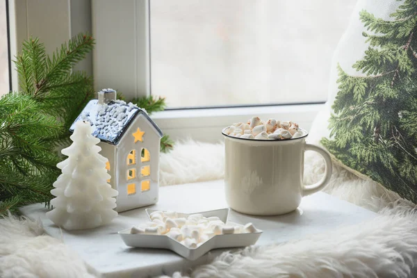 Vinterkaffe Med Marshmallow Fönsterbräda Med Gran Grenar Och Litet Hus — Stockfoto