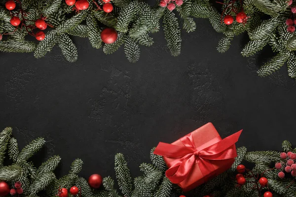 赤いギフトと黒の装飾が施されたクリスマスフレーム。クリスマスグリーティングカード. — ストック写真