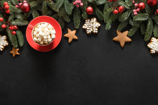 コーヒーとクリスマスのフレーム、クッキー、黒の赤いホリーボール。クリスマスグリーティングカード. — ストック写真