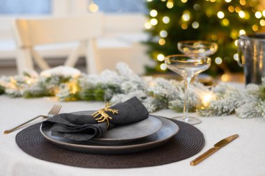 Noel kutlaması masası, altın madalya ve şampanya. Aile yemeği ya da yeni yıl partisi..