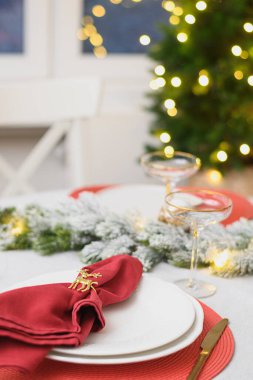 Noel sofrası, altın yüzüklü kırmızı havlu. Aile yemeği ya da yeni yıl partisi..