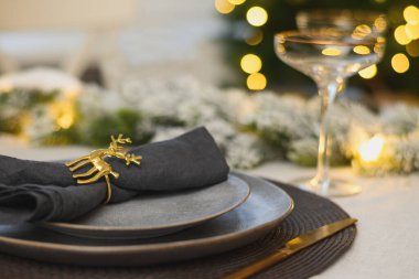 Noel kutlaması masası, altın madalya ve şampanya. Aile yemeği ya da yeni yıl partisi..